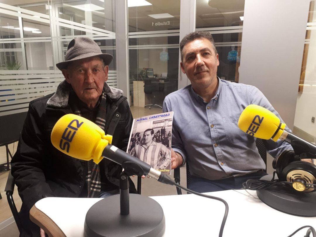 Misael Cabestrero junto a Jesús de Andrés &#039;Campillo&#039; durante la entrevista que ambos mantuvieron en Radio Aranda.