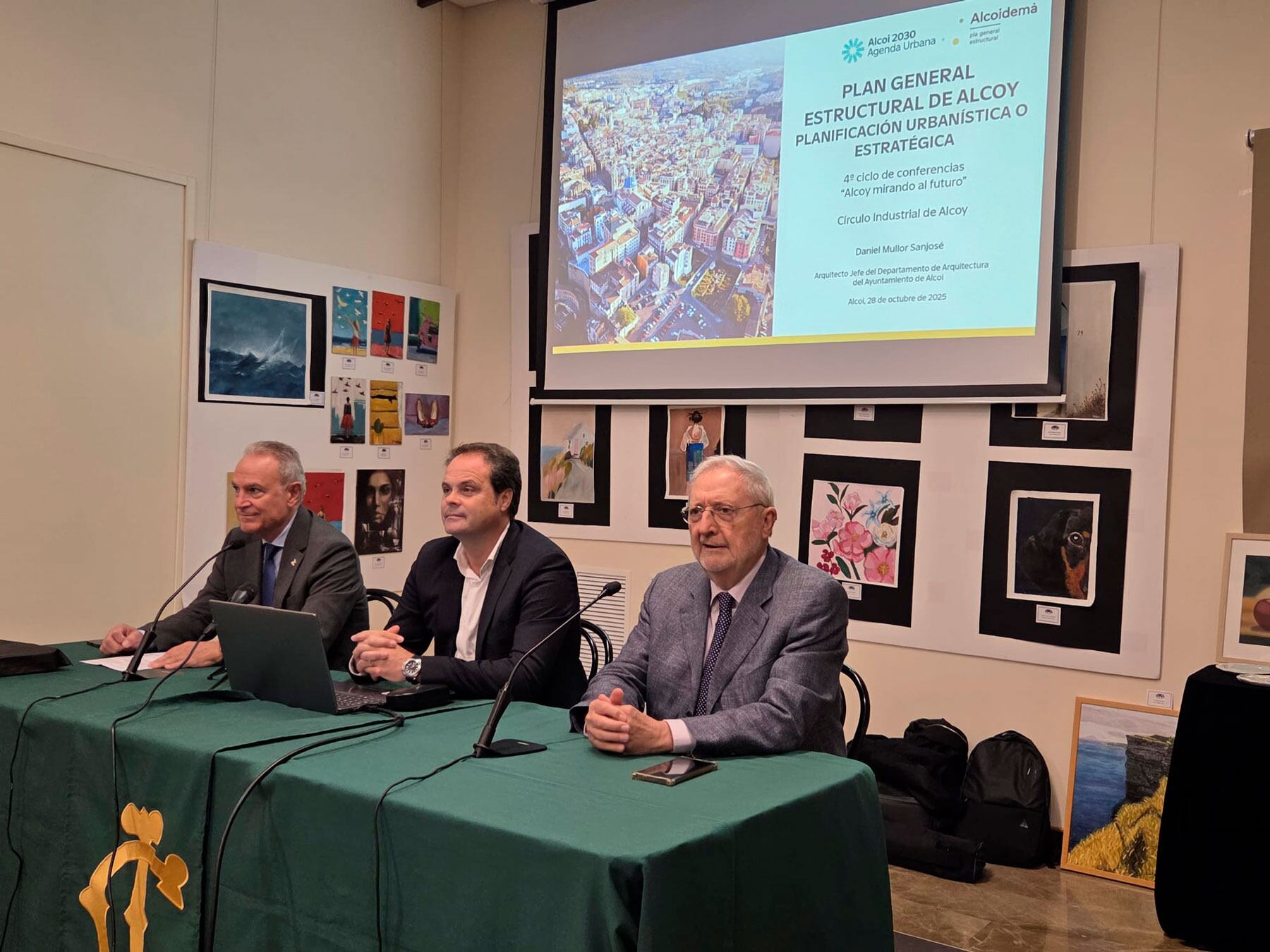 Indalecio Carbonell, Daniel Mullor y Enrique Masiá, instantes antes de empezar la conferencia