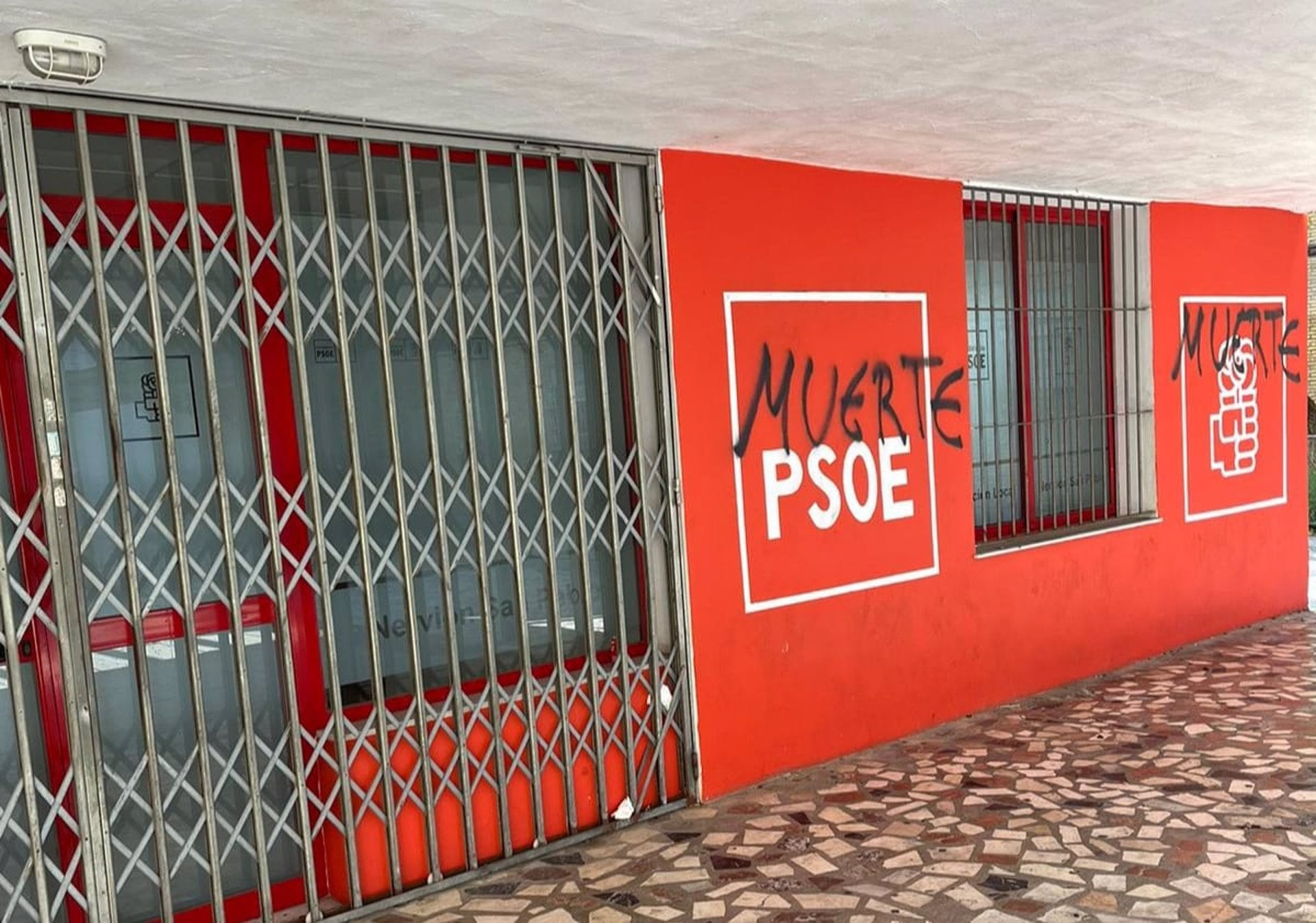 18/02/2024 Pintadas en la sede de la Agrupación del PSOE Nervión-San Pablo
POLITICA 
PSOE NERVIÓN-S. PABLO
