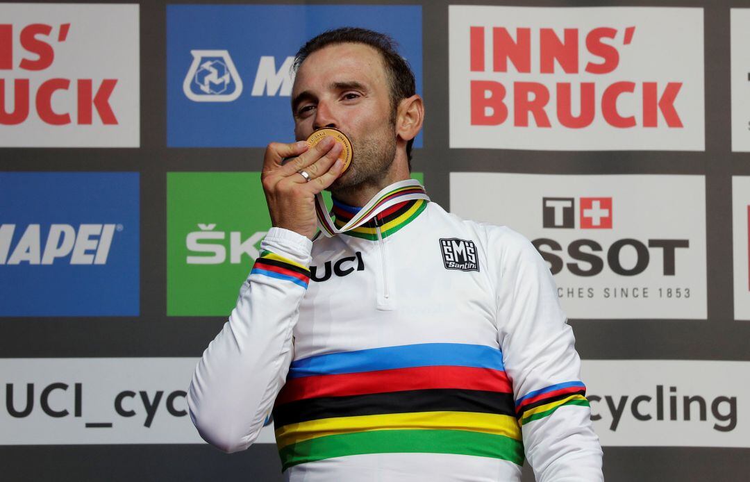 Alejandro Valverde besa la medalla ganada en el Mundial de Innsbruck.