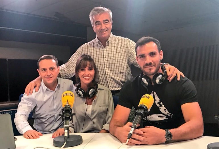 La actriz Marina San José y el piragüista Saúl Craviotto junto a Carles Francino y Roberto Sánchez