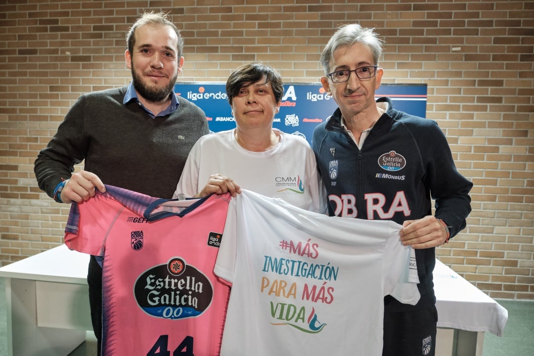 Dani Agra, Araceli Oubiña y Moncho Fernández, presentando el partido en el que se apoyará la lucha contra el cáncer