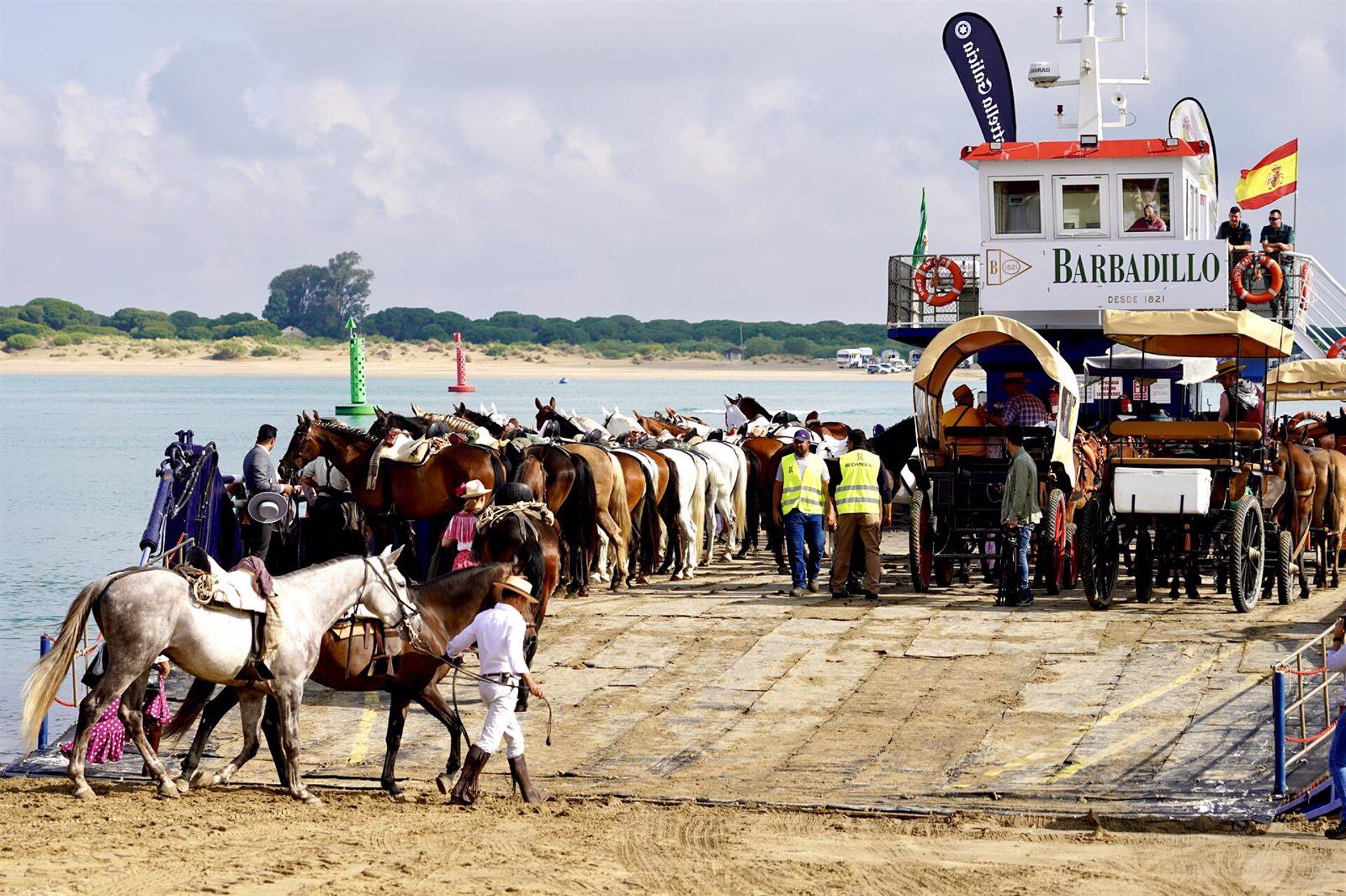 Peregrinos entrando en la barcaza para cruzar el río Guadalquivir camino del Coto de Doñana / EP