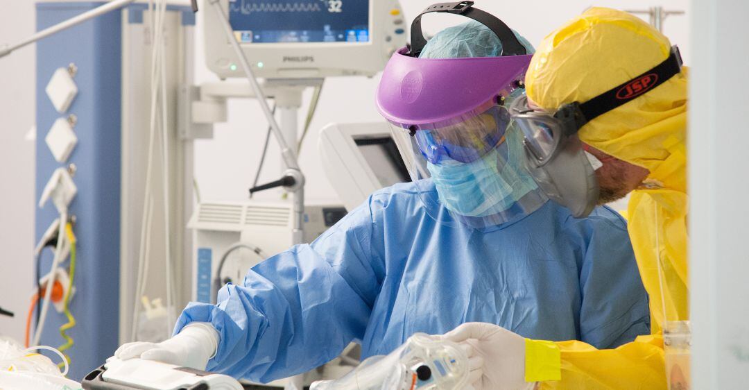 Imagen de archivo de dos profesionales sanitarios