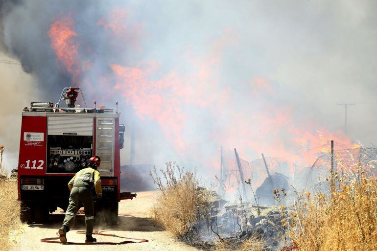 Un bombero durante las labores de extinción del incendio forestal declarado en Miranda de Azán 