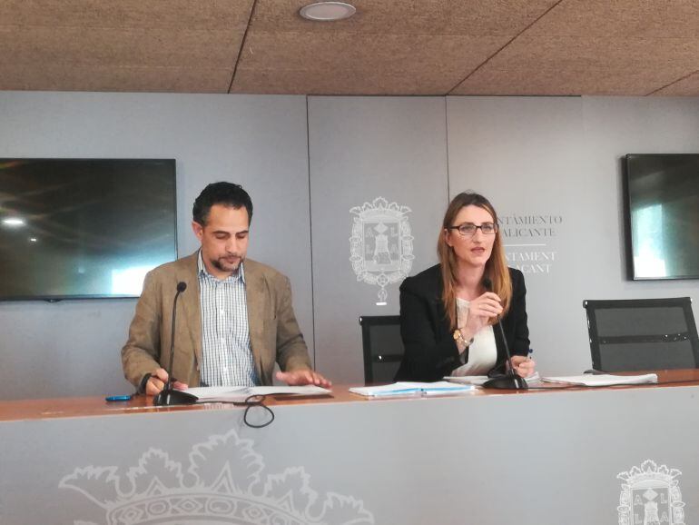 Israel Cortés junto a Mª Carmen de España 