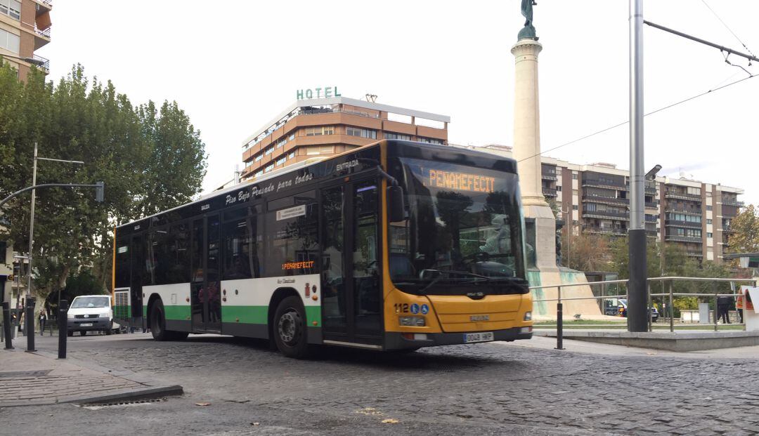 Un autobús urbano circula por la Plaza de las Batallas.