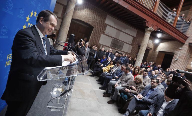 El presidente de la Federación Española de Municipios y Provincias (FEMP), Abel Caballero, se dirige a los 300 alcaldes españoles durante la reunión convocada por la Federación Española de Municipios y Provincias (FEMP) para exigir al Gobierno que los ent