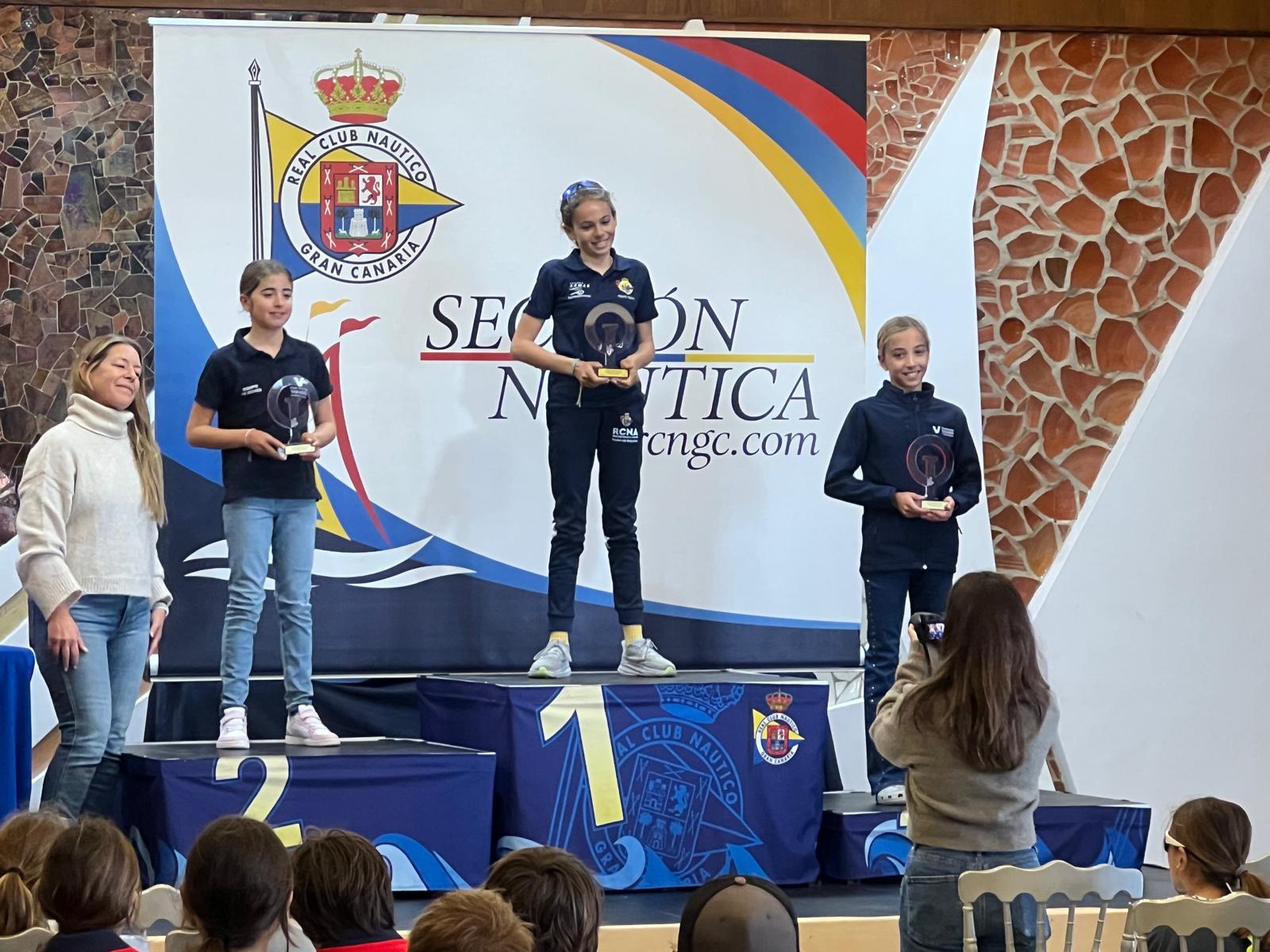 Lola Carrión en el podio del Trofeo Manolo Pazos de Optimist.