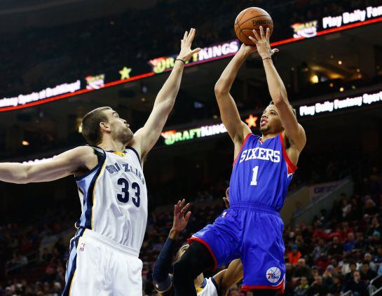 Marc Gasol intenta parar el avance de uno de los jugadores de los Sixers de Filadelfia.