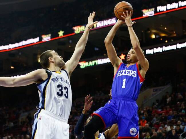 Marc Gasol intenta parar el avance de uno de los jugadores de los Sixers de Filadelfia.