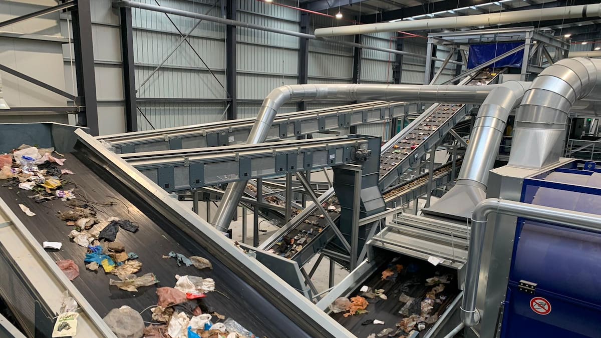 Hasta 3 toneladas de 'gas de la risa' y casi 200 bengalas localizadas en el vertedero de Ibiza: "Un verdadero riesgo por posibles explosiones e incendios"