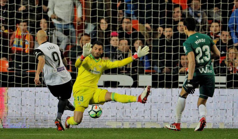 GRAF4975. VALENCIA.- El delantero italiano del Valencia CF, Simone Zaza (i), dispara a puerta ante la defensa del portero del Betis Antonio Adán (c), durante el partido de LaLiga correspondiente a la jornada vigésimo séptima disputado esta noche en el est