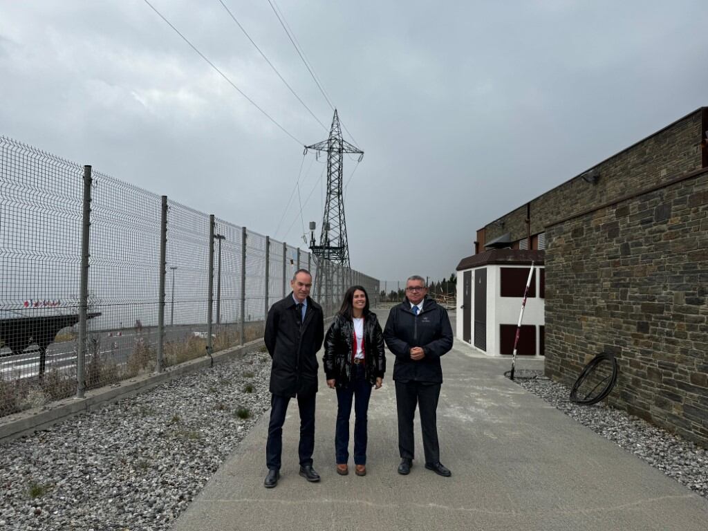 El director de FEDA, Albert Moles, amb la cònsol major d'Encamp, Laura Mas, i el cònsol major de Canillo, Jordi Alcobé, a l'Estació transformadora i repartidora de Grau Roig.