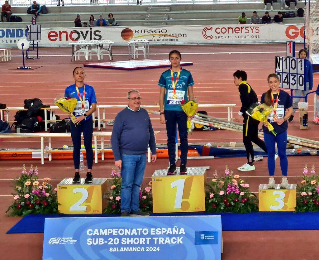 Carla Jiménez, en el cajón más alto del pódium, en Salamanca