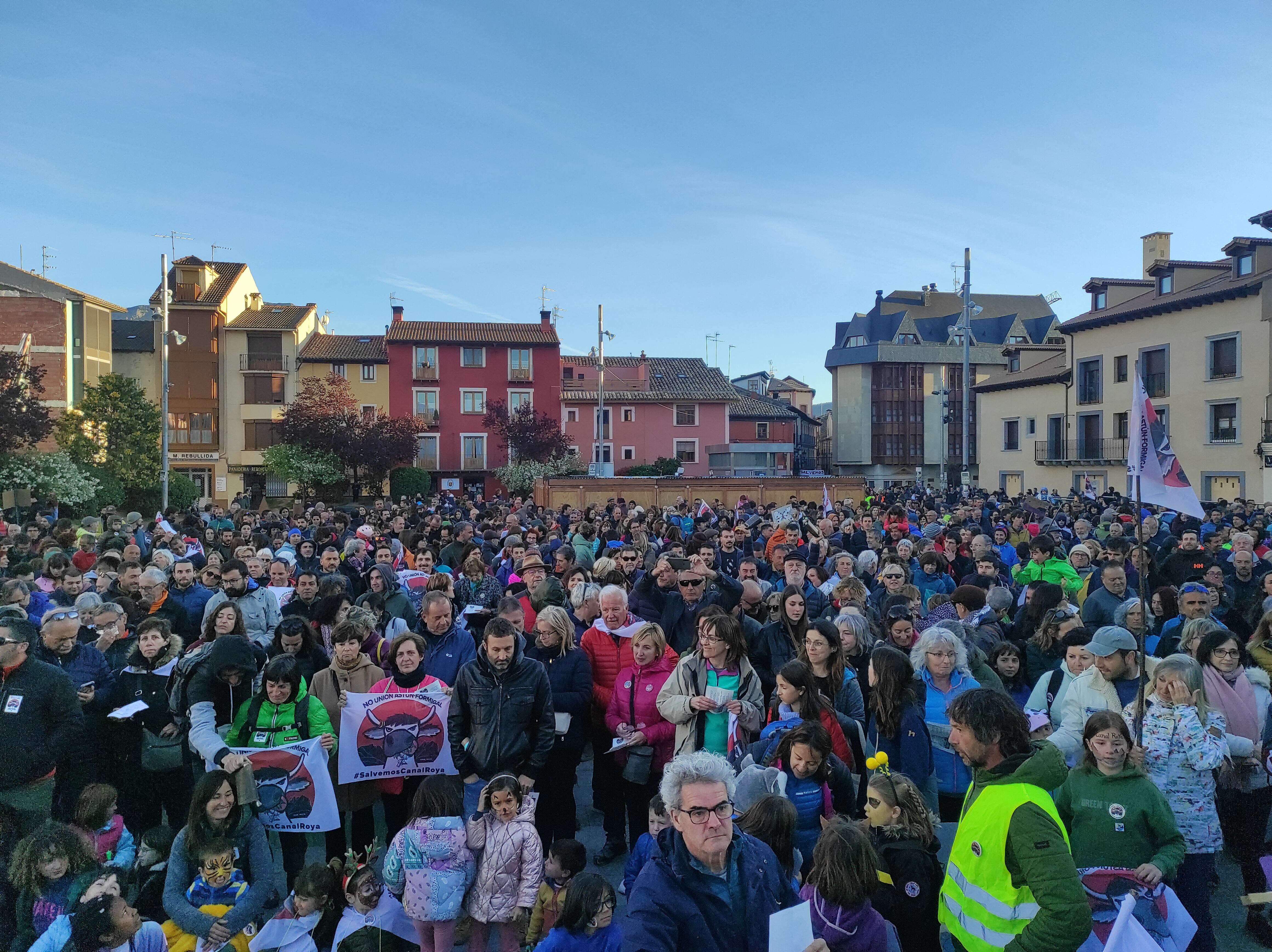 Manifestación en Jaca contra la unión de estaciones por Canal Roya 15/04/2023