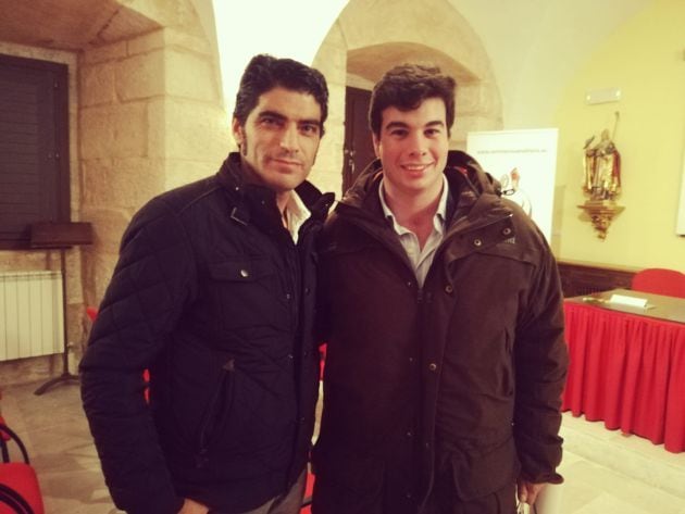 Gonzalo Bienvenida junto al banderillero y director de los espacios taurinos de Radio Zamora, Javier Gómez Pascual, al finalizar el acto