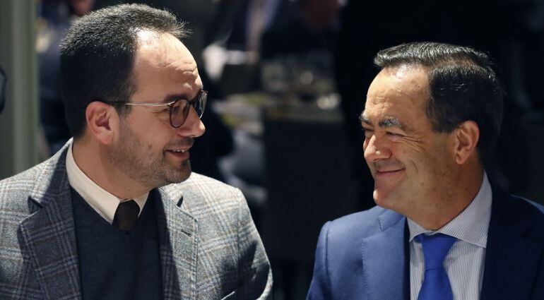 El exministro José Bono y el portavoz del PSOE en el Congreso, Antonio Hernando.