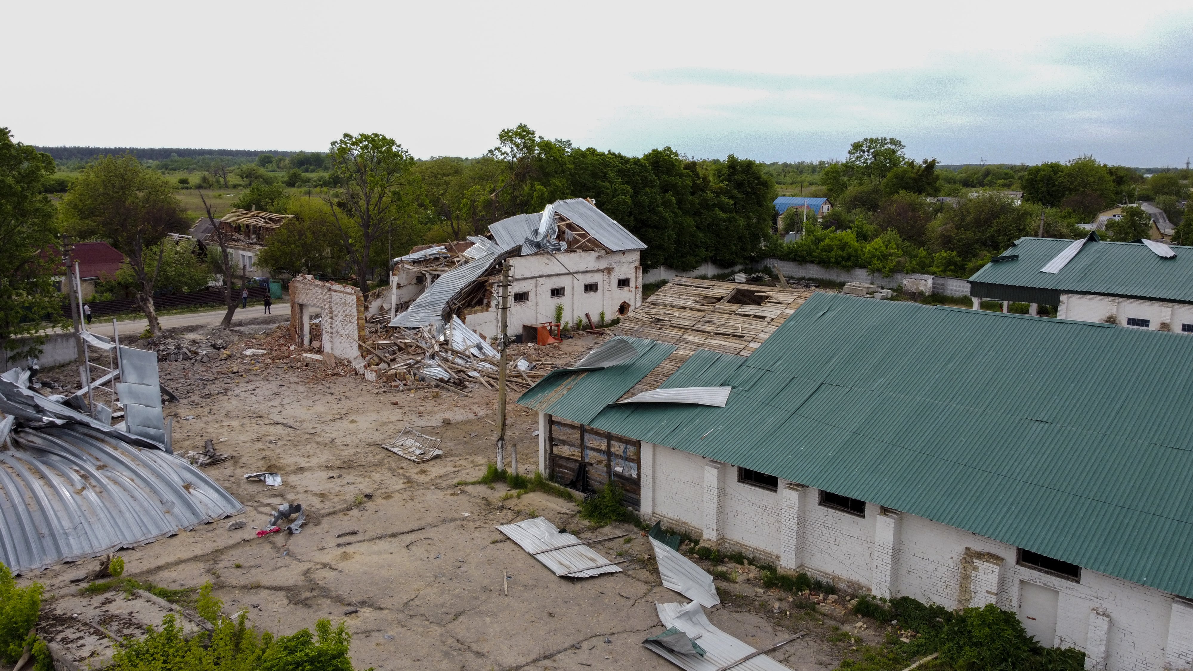 Un almacén de trigo destruido por los ataques de Rusia en Kopyliv, a 45 kilómetros de Kiev