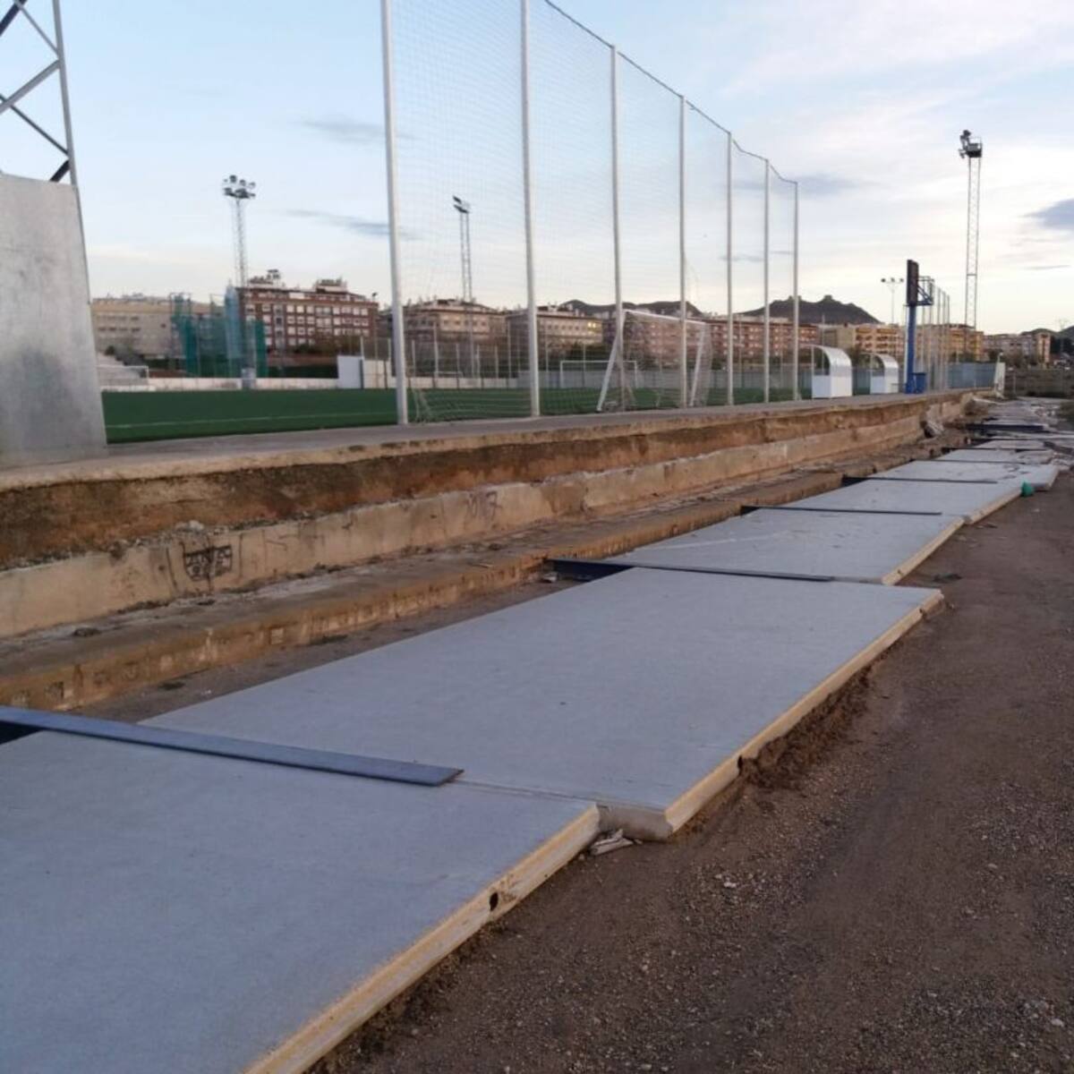 El viento derriba el muro de un campo de fútbol en Jumilla
