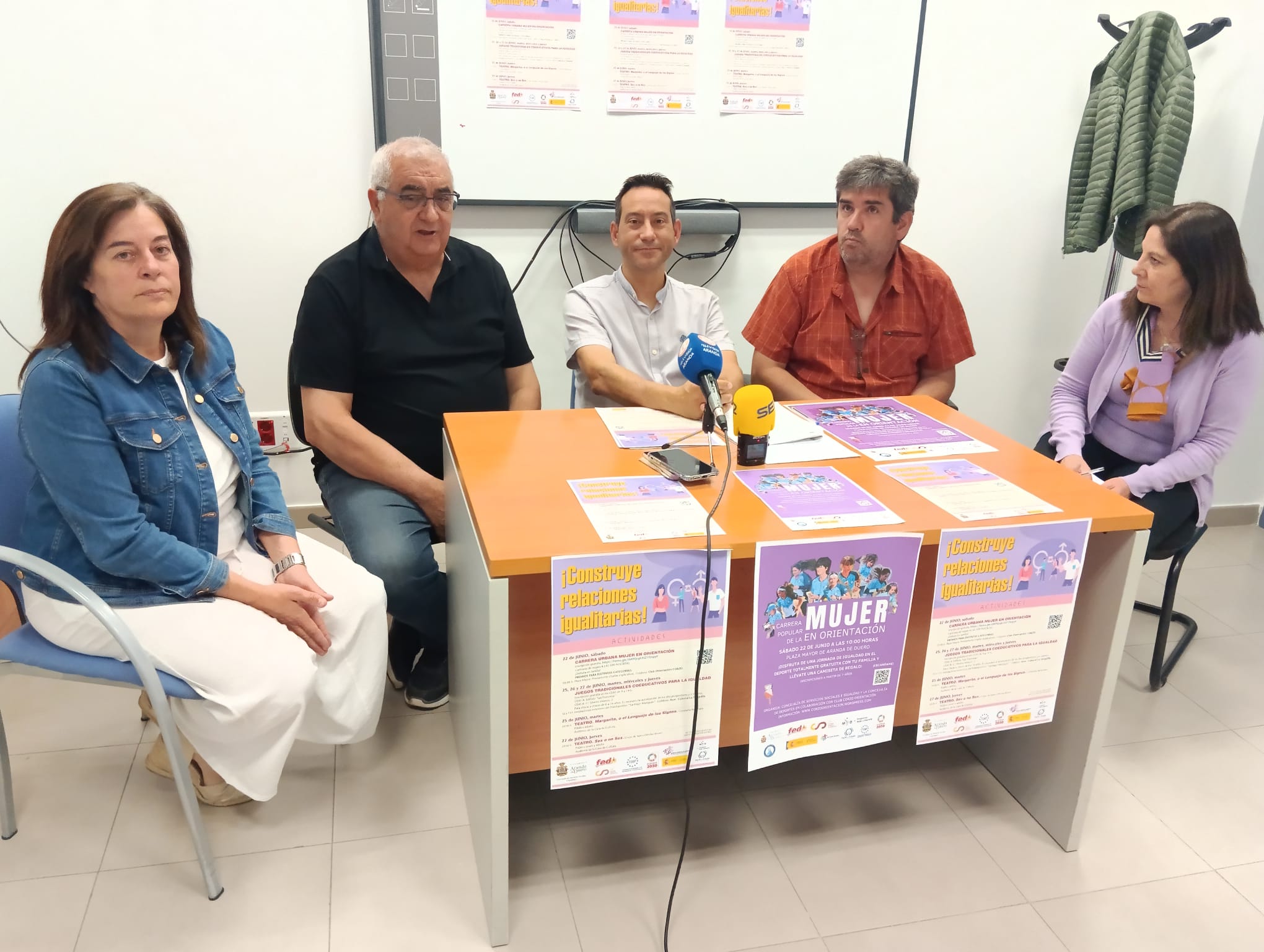 De izq. a dcha. Ana Saiz (concejalía de Deportes), Carlos de la Villa, Andrés Gonzalo, Nicolás Arranz y Ana Pajares (Servicios Sociales)