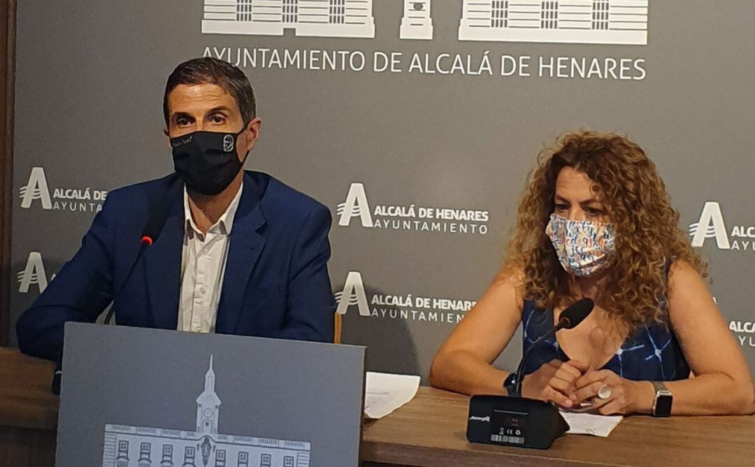 El alcalde de Alcalá de Henares, Javier Rodríguez Palacios, junto a la concejala, Patricia Sánchez. 