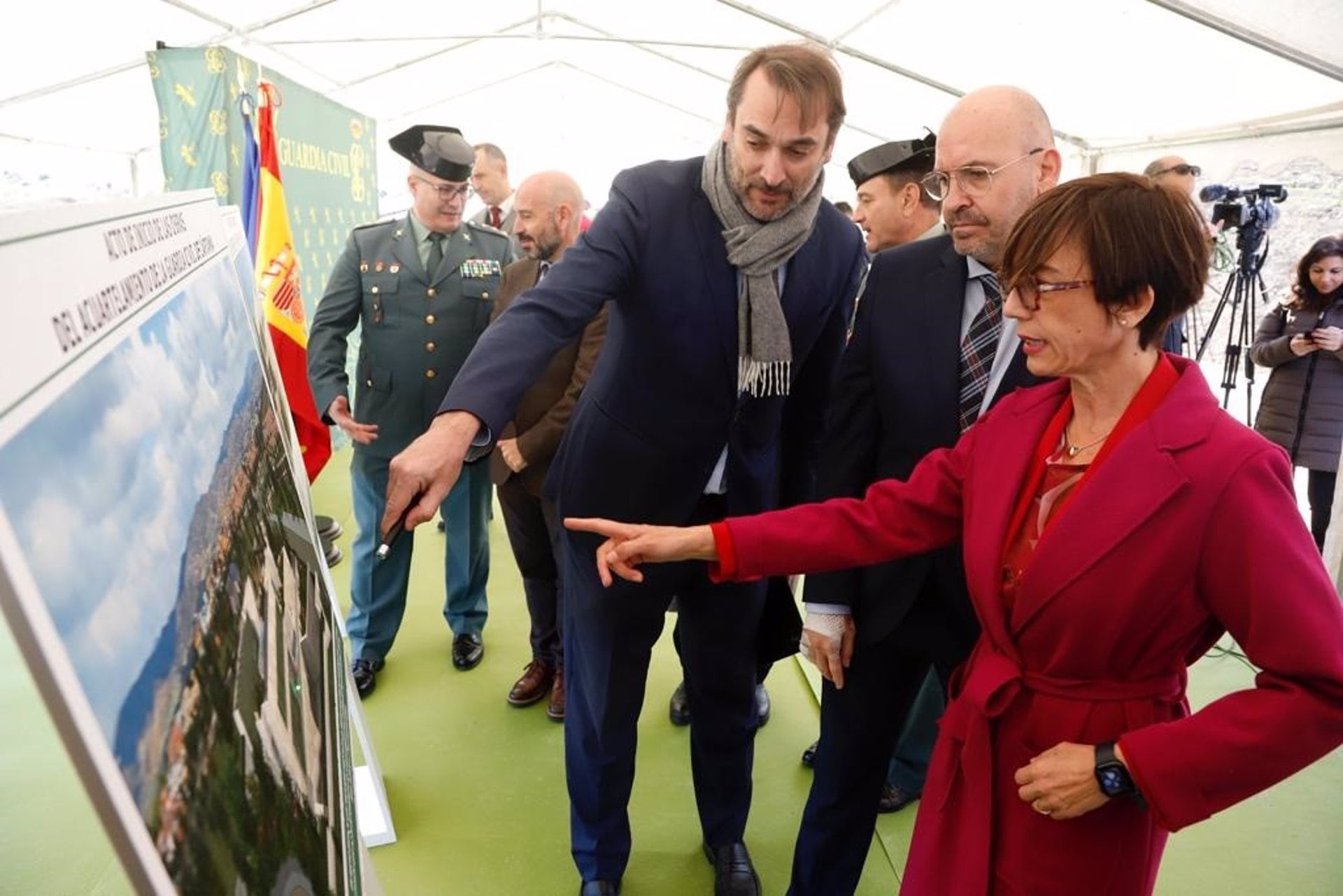 La directora general de la Guardia Civil, María Gámez, el subdelegado del Gobierno, Javier Salas, y el alcalde de Cártama, Jorge Gallardo, en la presentación del inicio de las obras del nuevo cuartel de Cártama