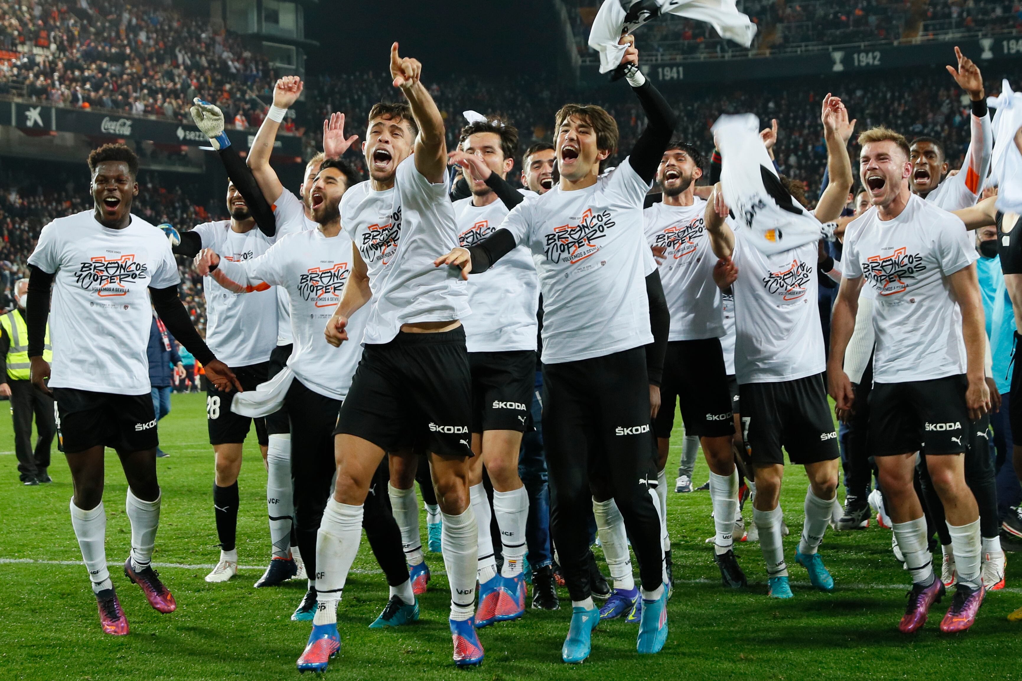 Los jugadores del Valencia celebran con la afición el pase del equipo valencianista a la final de la Copa del Rey tras eliminar al Athletic Club en el encuentro correspondiente a la vuelta de la semifinal de la Copa del Rey disputado hoy miércoles en el estadio de Mestalla, en Valencia.