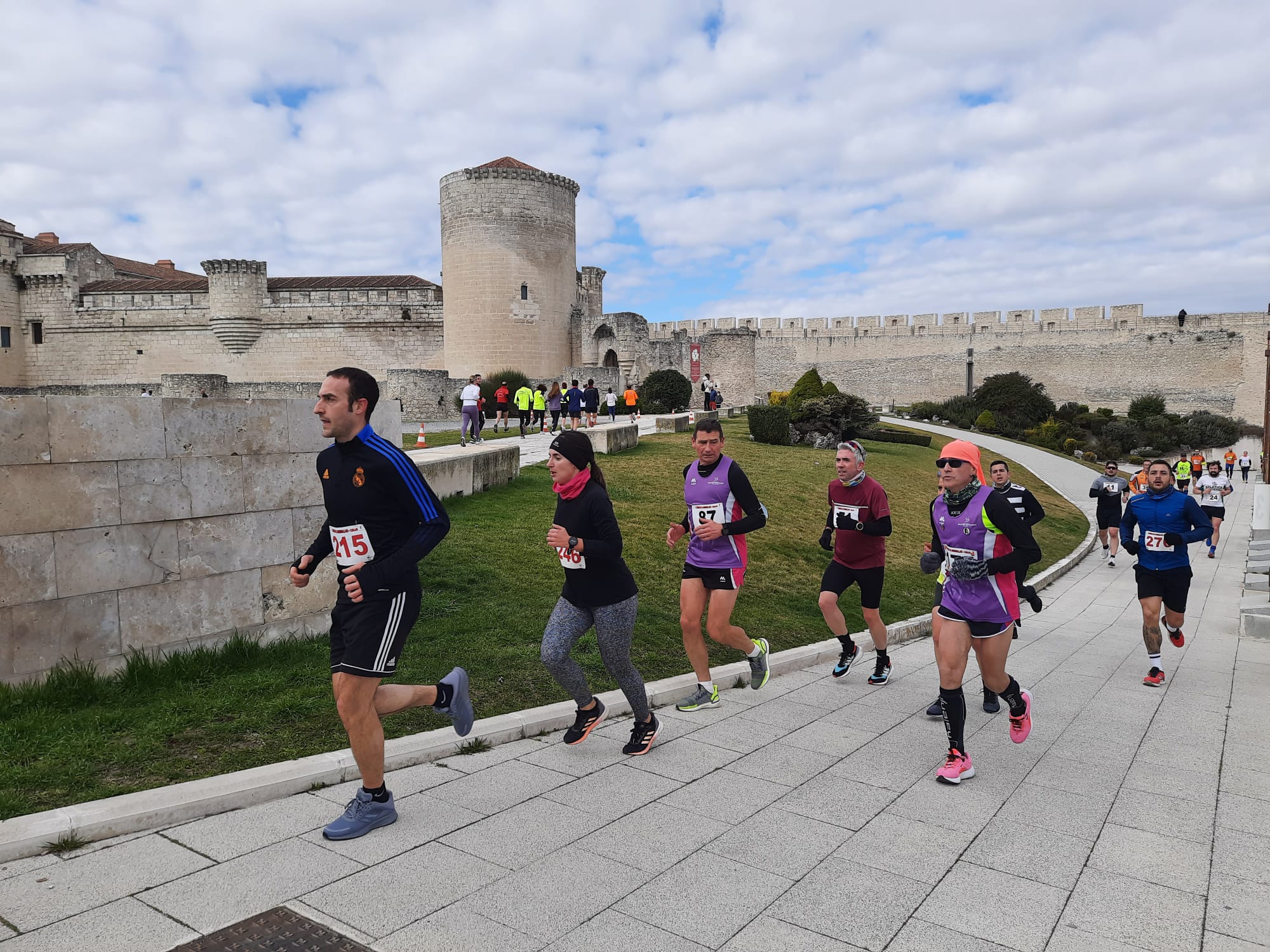 X Carrera Murallas de Cuéllar 2022 a su paso por el castillo de la villa