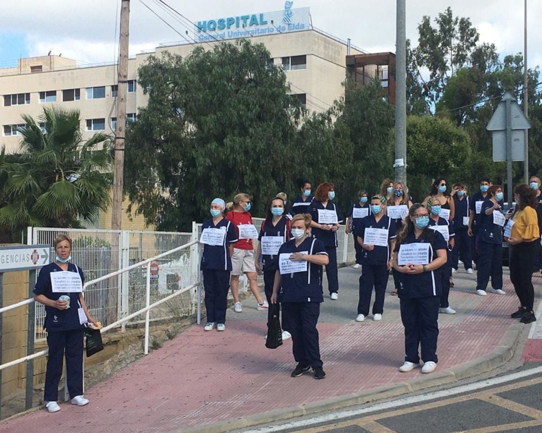 Concentración trabajadoras del Hospital de Elda