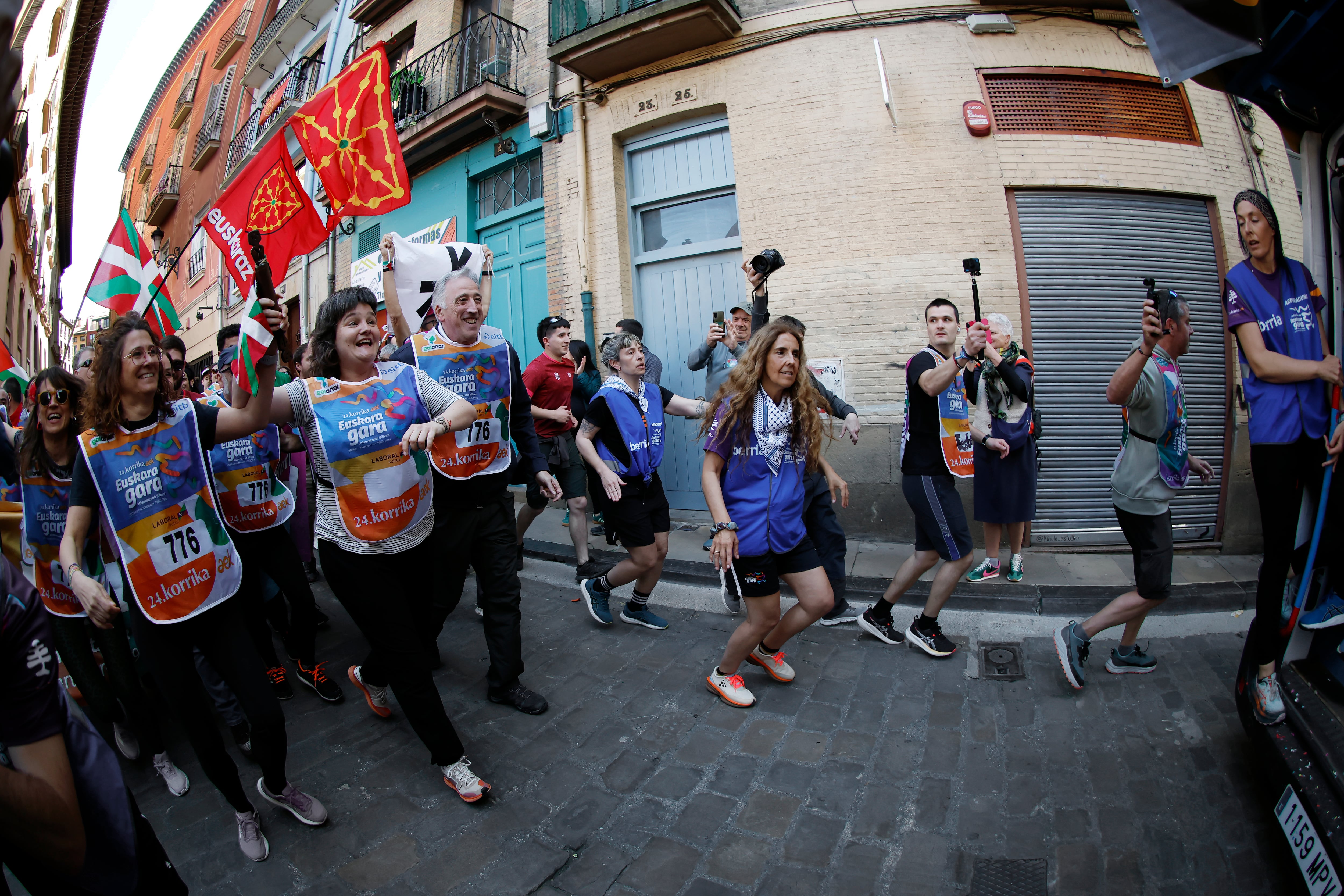 La Korrika a su paso por el Kilómetro del Ayuntamiento de Pamplona