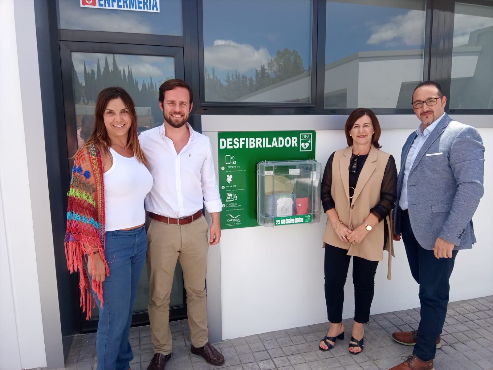 Presentación de uno de los desfibriladores instalados, en la nueva Piscina Municipal Manolo López