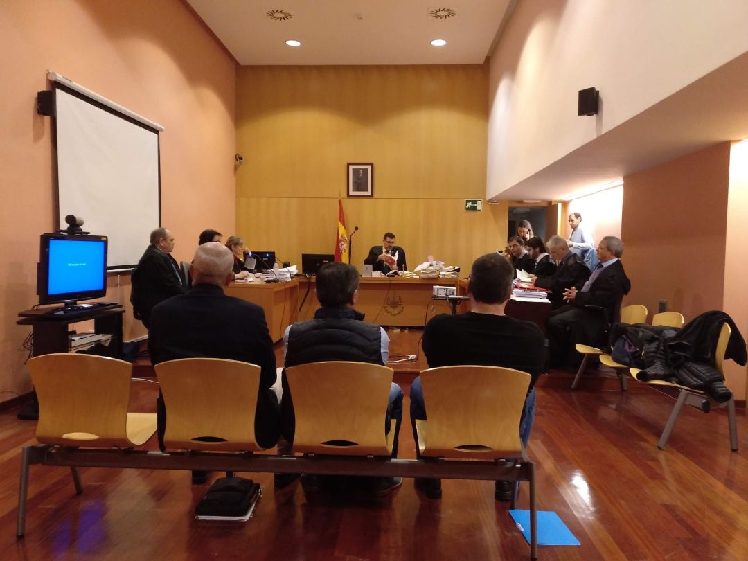 Tres de los acusados han comparecido en el juzgado de lo Penal de Ávila y el cuarto estaba conectado por videoconferencia desde los juzgados de Logroño