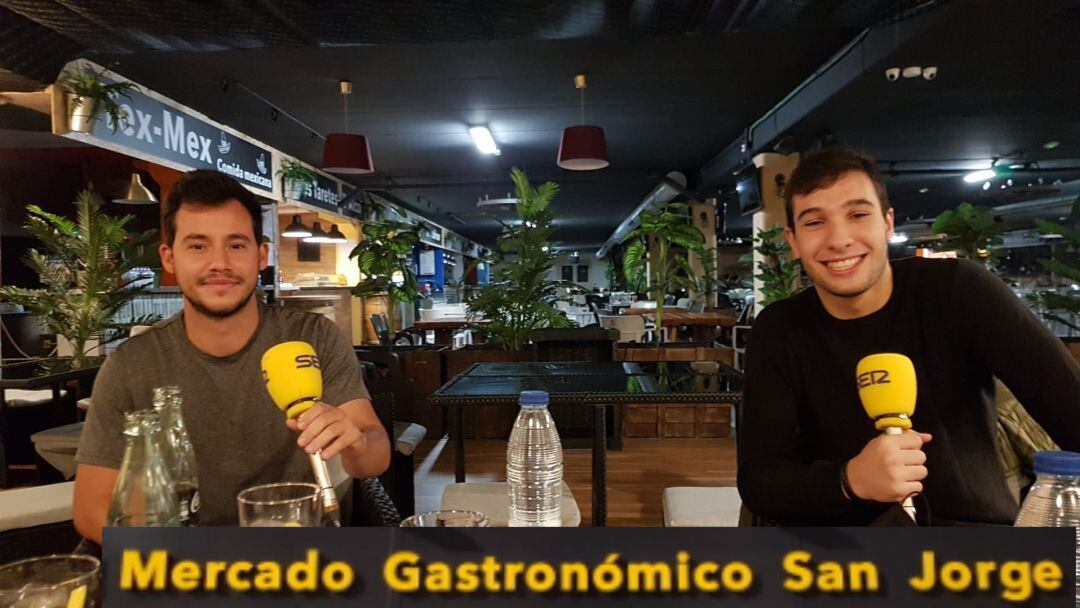 Aarón Escoda, fisio del Alcoyano y Edgar, gerente de uno de los establecimientos del Mercado G San Jorge