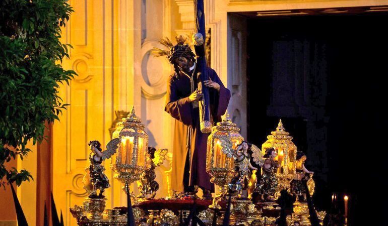 El Señor del Gran Poder a las puertas de su Basílica en una Madrugá