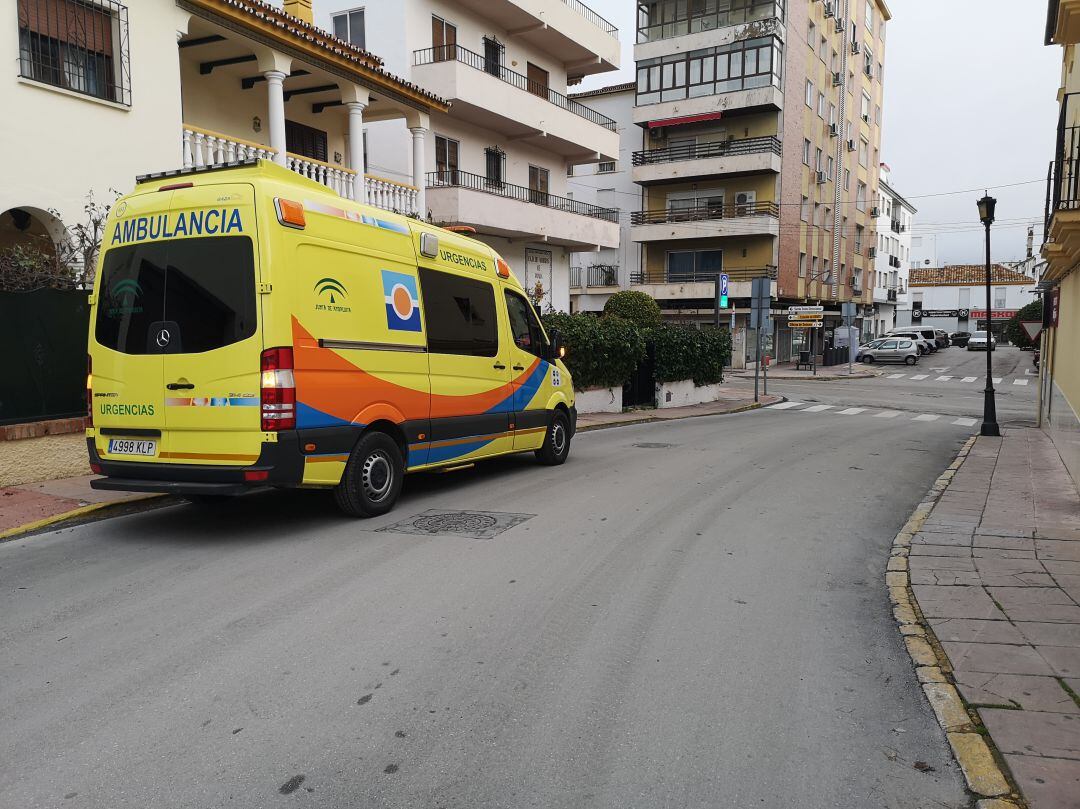 Una ambulancia estacionada en avenida Poeta Rilke de Ronda