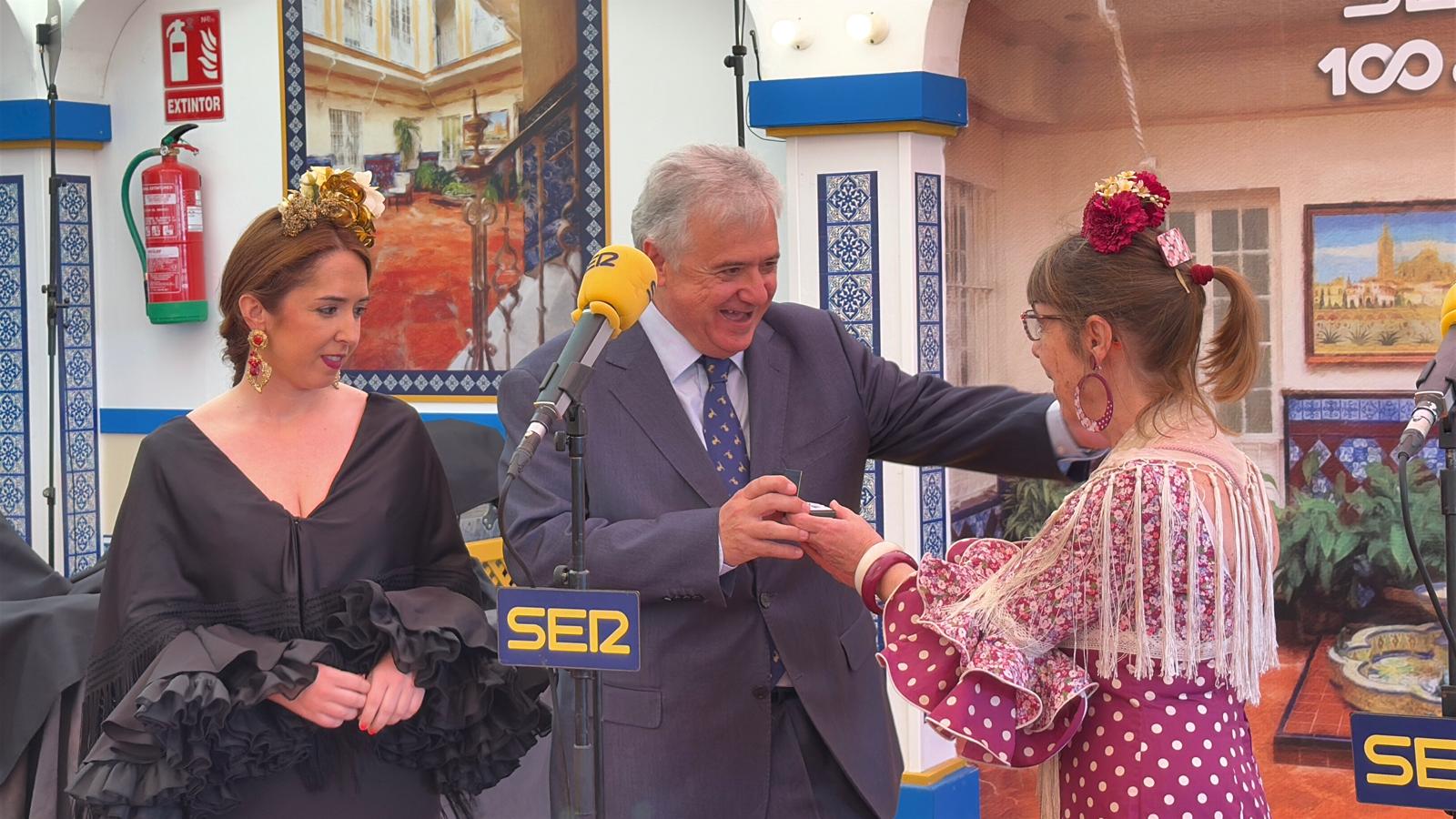 Antonio Yélamo recibe de manos de su familia la distinción de Radio Sevilla por su centenario