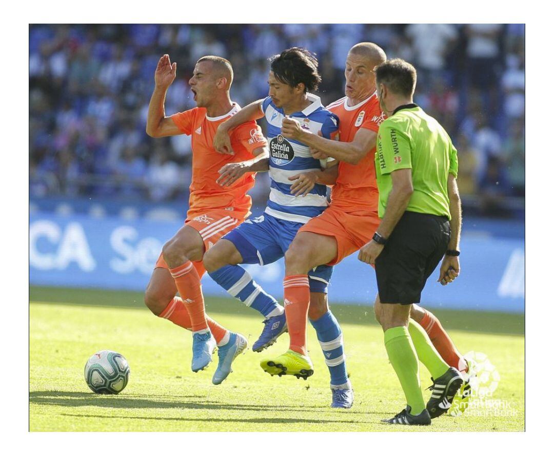 Tejera y Lolo pugnan por un balón junto a Gaku