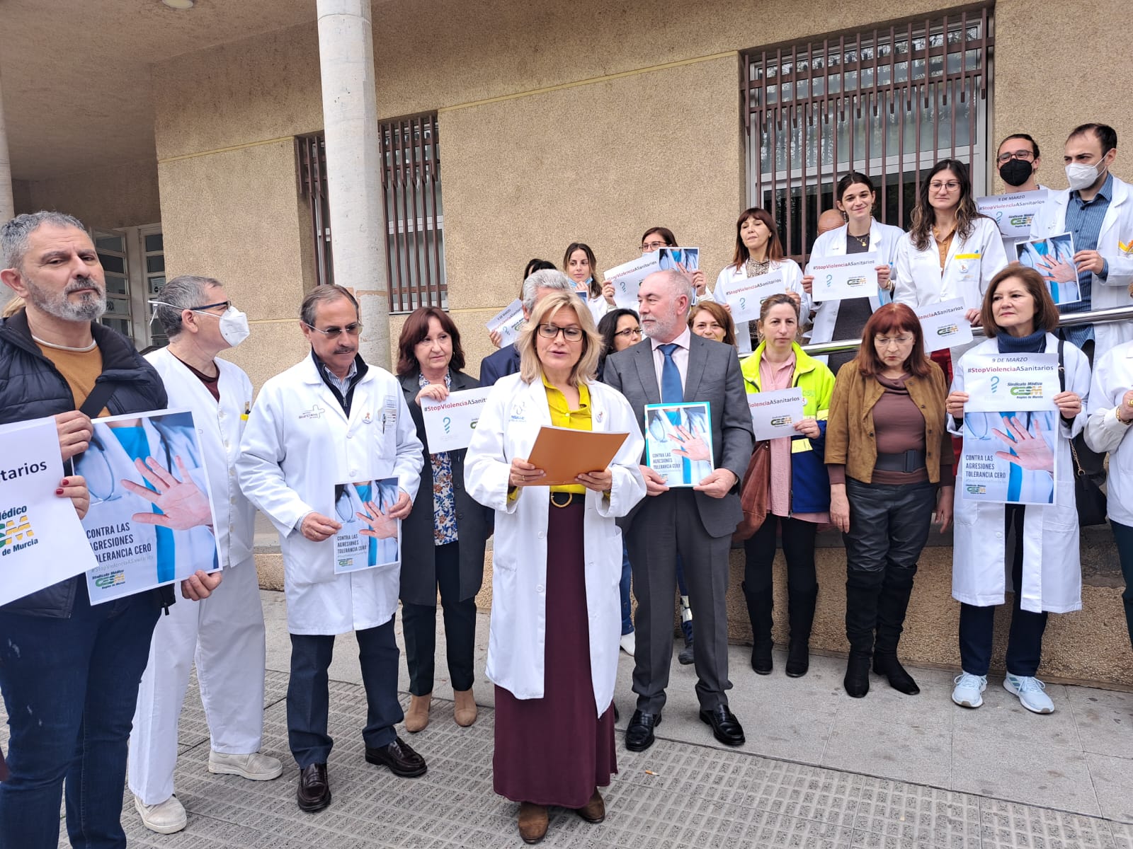 Concentración de médicos ante el incremento de las agresiones