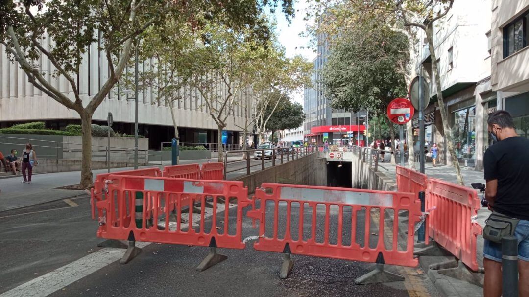 Salida del túnel que conecta las Avenidas con la calle Nuredduna (Palma), cerrado, el día del inicio de las obras de remodelación de la calle.