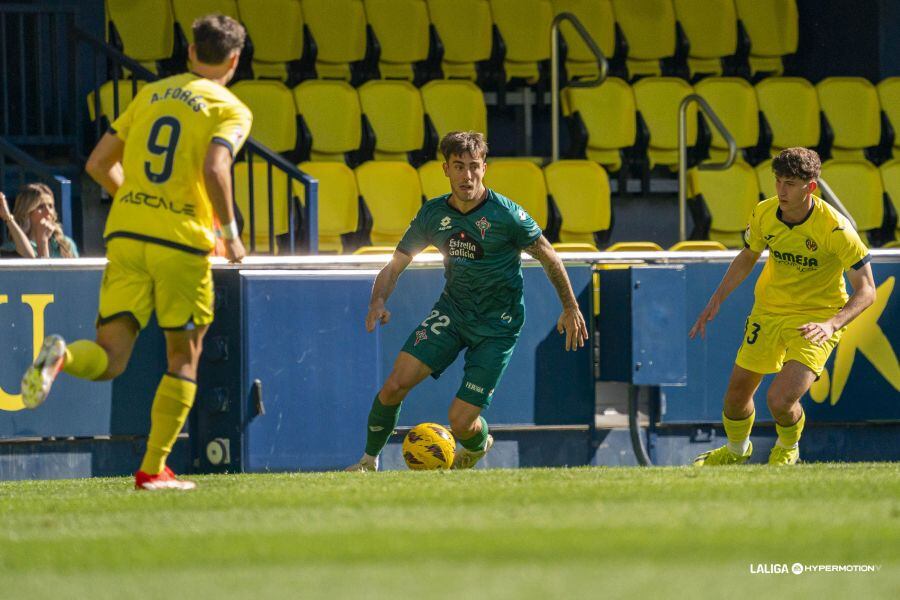 Iker Losada, en una jugada del Villarreal B-Racing en La Cerámica (foto: LaLiga Hypermotion)