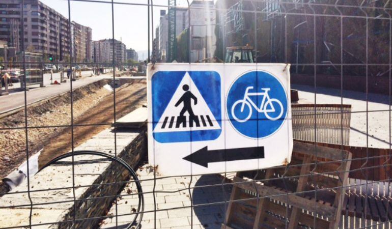 El tráfico cortado en la obra de la Avenida un día después del plazo previsto de finalización de la refoma