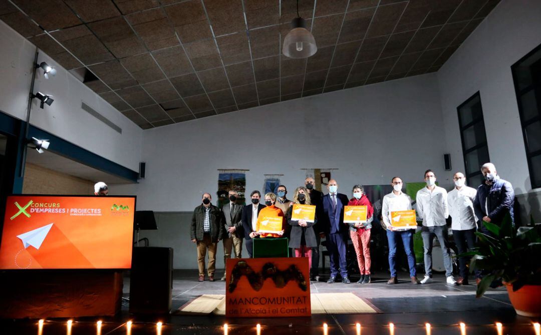 Foto final dels quatre guanyadors amb els representants de les entitats que van fer entrega dels premis