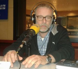 Joan Badía en los estudios de Radio Barcelona