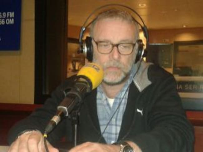 Joan Badía en los estudios de Radio Barcelona