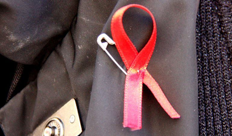 Llaç per commemorar el dia mundial contra la sida