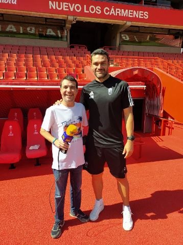 Jorge Molina atendiendo a SER Deportivos Alcoy desde el Nuevo Los Cármenes