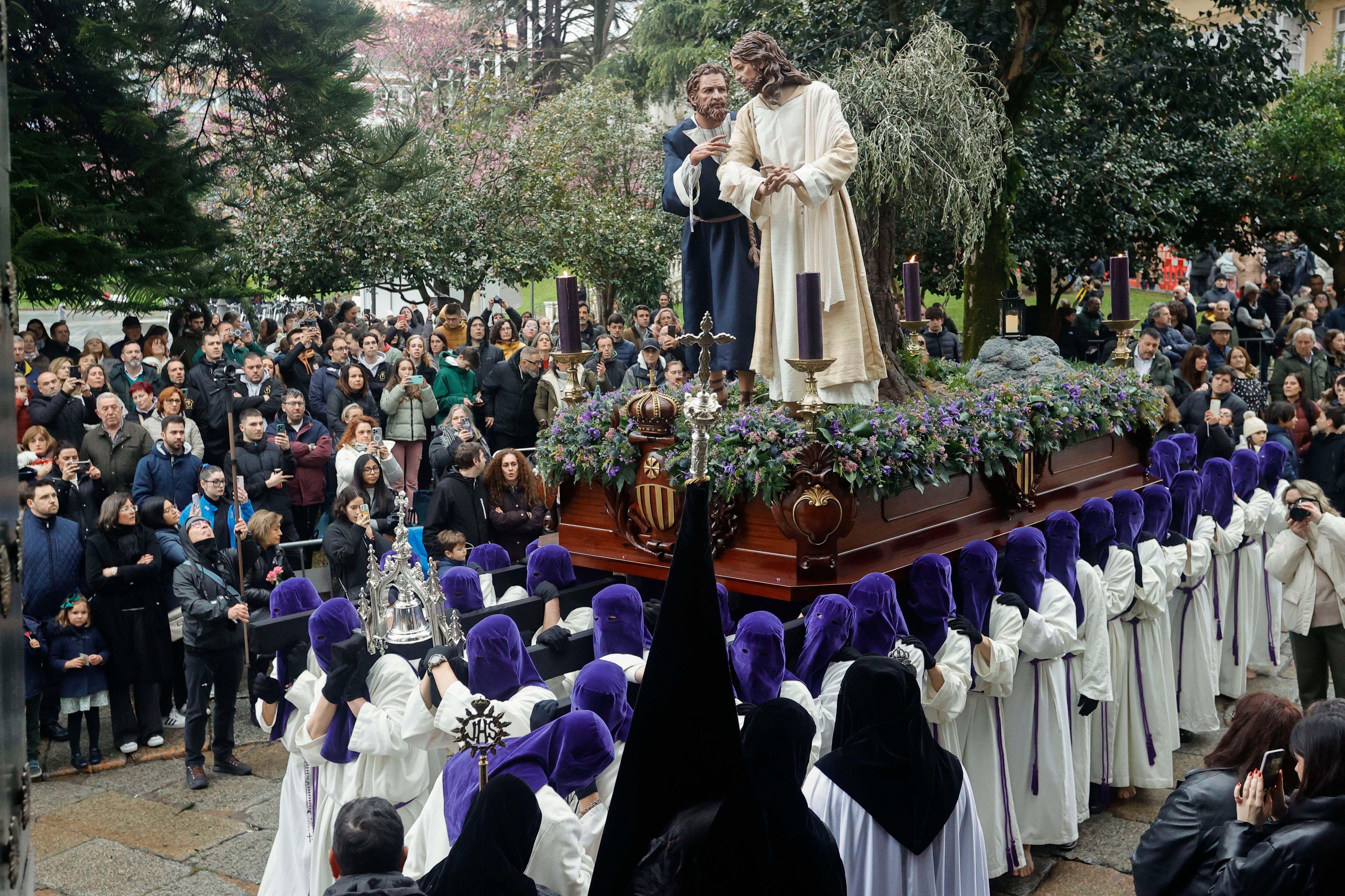 Un momento de la procesión de Nuestro Padre Jesús de la Humildad en el Beso de Jesús, en Jueves Santo, a cargo de la Cofradía de la Merced. EFE/ Kiko Delgado