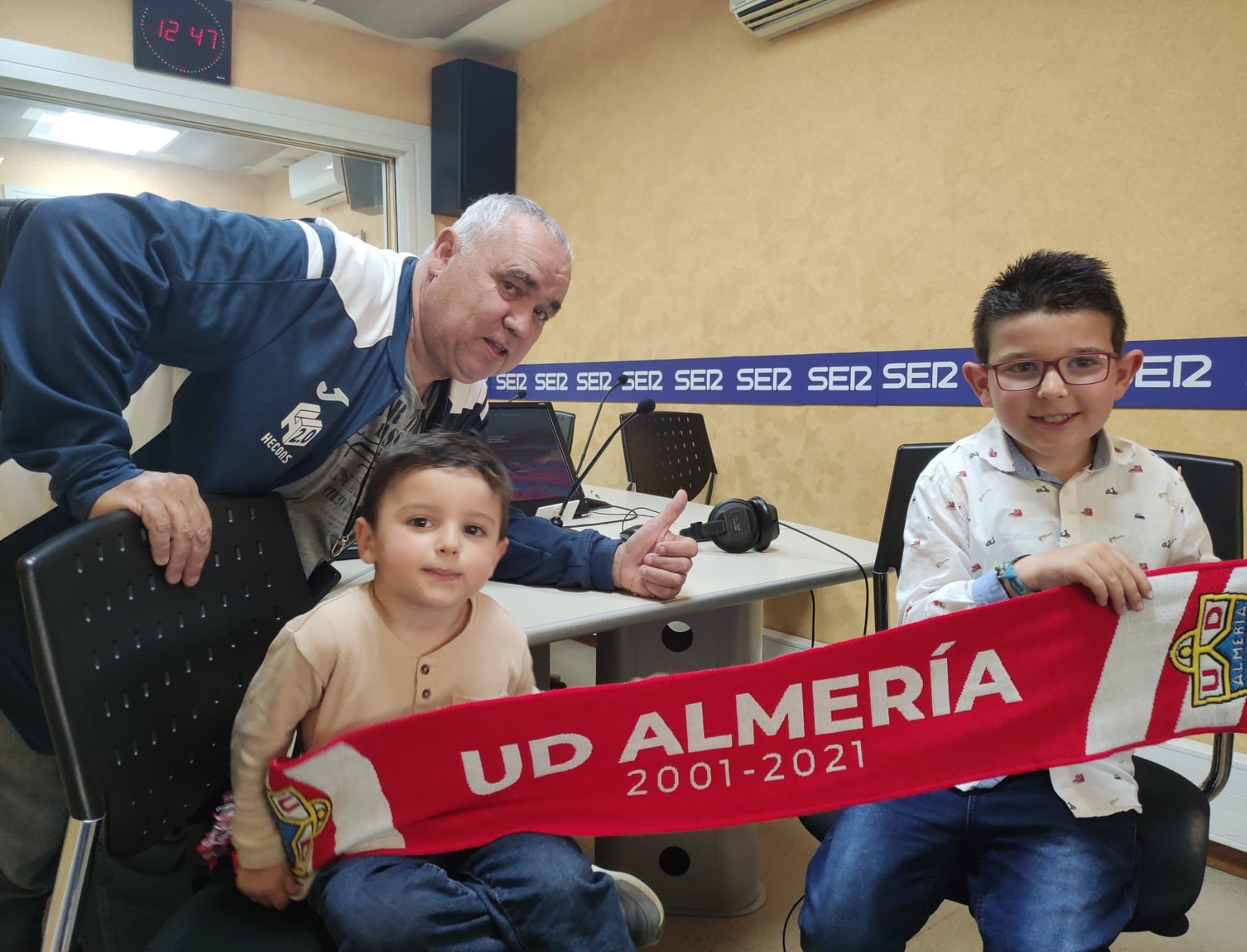 Los dos pequeños del Almería con su abuelito Macua en la Cadena SER.