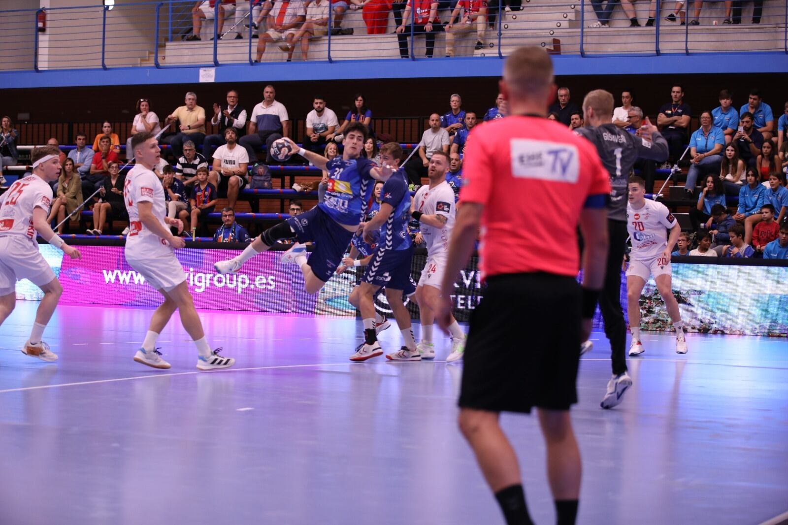 Imagen del partido entre el TM Benidorm y el Valur islandés